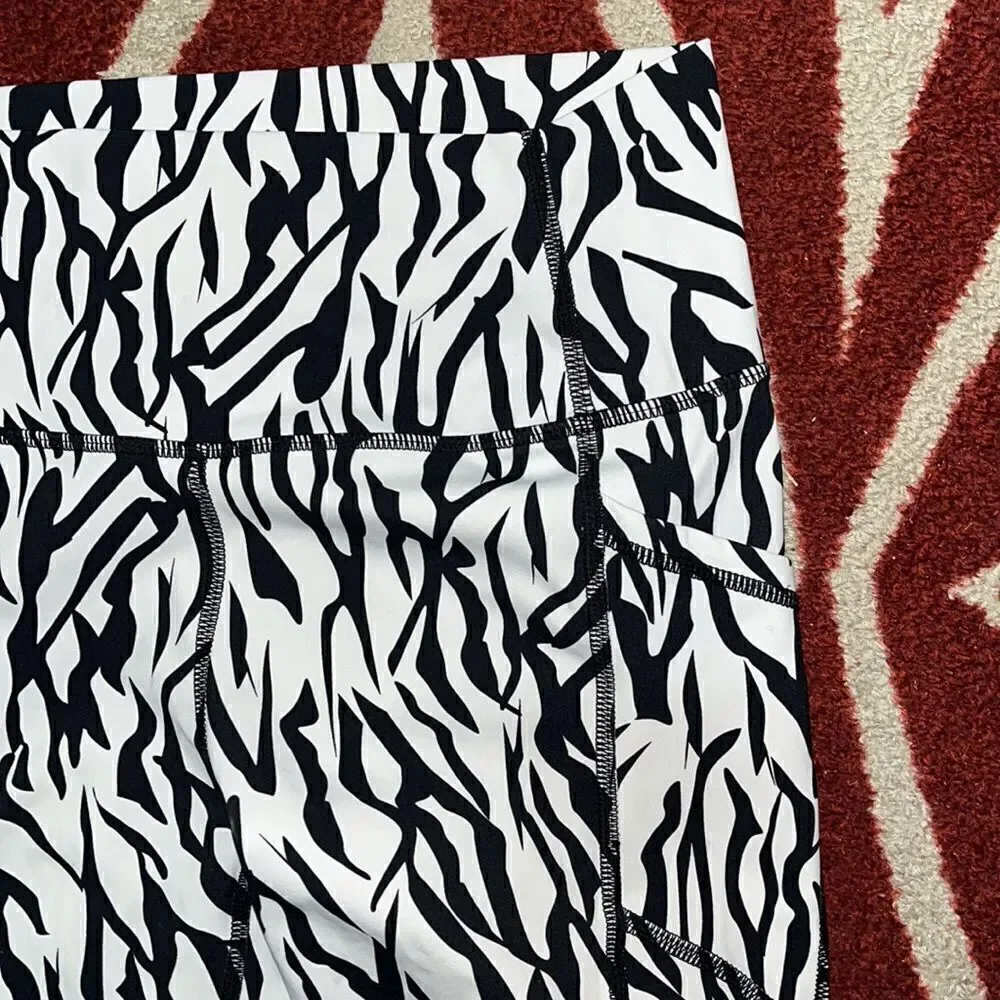 EUC WOMEN SIZE 4 ZYIA ACTIVE SAFARI POCKET BRILLIANT HI-RISE 7/8 ZEBRA LEGGINGS